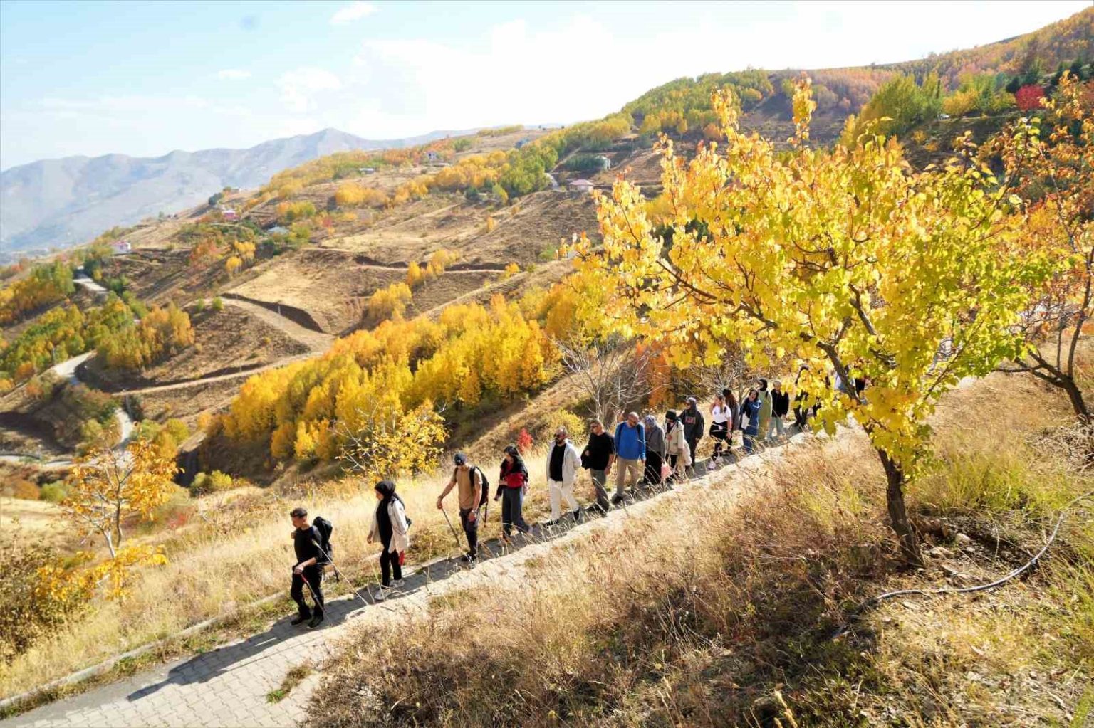 musta-dogaseverler-sonbaharin-renkleri-arasinda-yuruyus-yapti