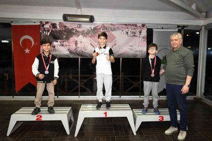 osmangazide-minik-satranc-ustalari-kupalarina-kavustu