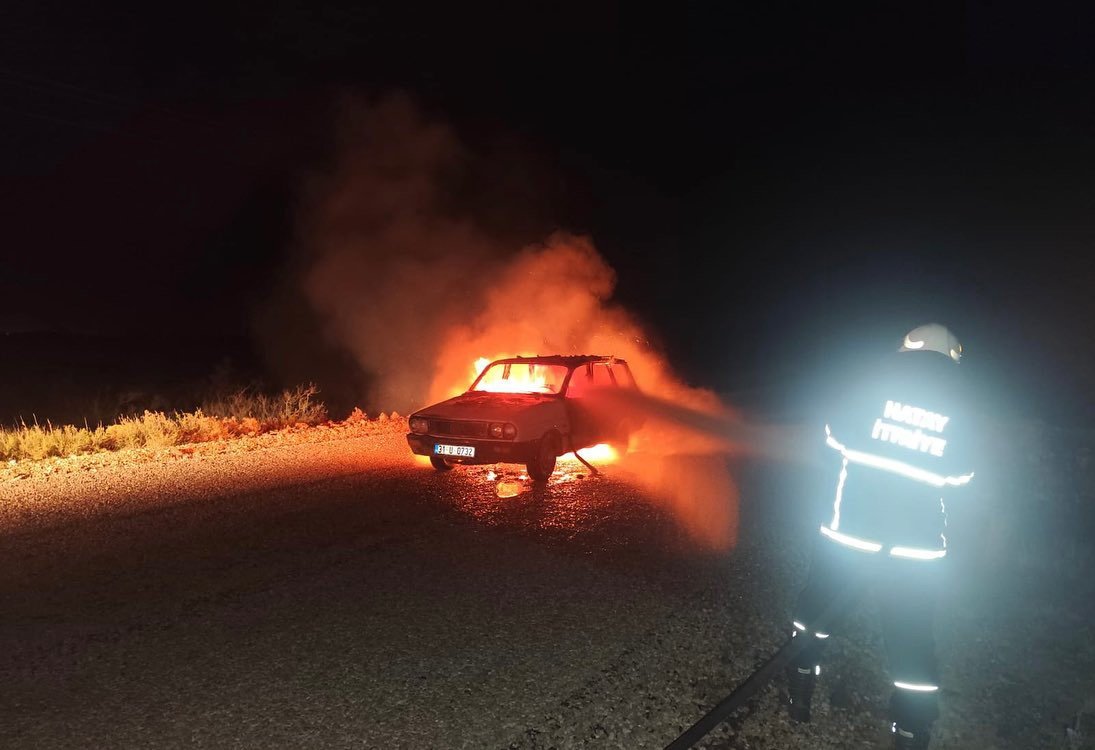 otomobil-alevlere-teslim-oldu