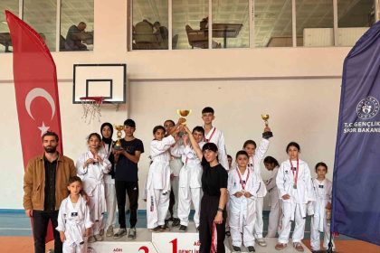 patnosta-minikler-cumhuriyet-icin-ter-doktu