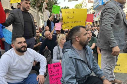 pazarci-esnafindan-karsiyakada-oturma-eylemi