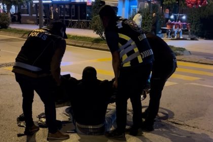 polis-noktasindan-gecerken-alkolun-etkisiyle-yere-dustu-yakayi-ele-verdi