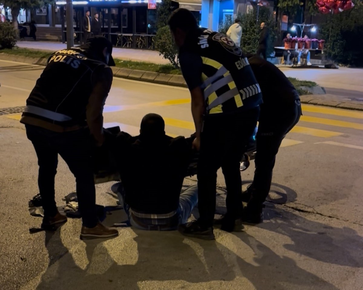 polis-noktasindan-gecerken-alkolun-etkisiyle-yere-dustu-yakayi-ele-verdi