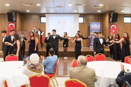 radikal-okullari-ogrencilerinden-huzurevi-ziyareti-kusaklar-arasi-sevgi-koprusu