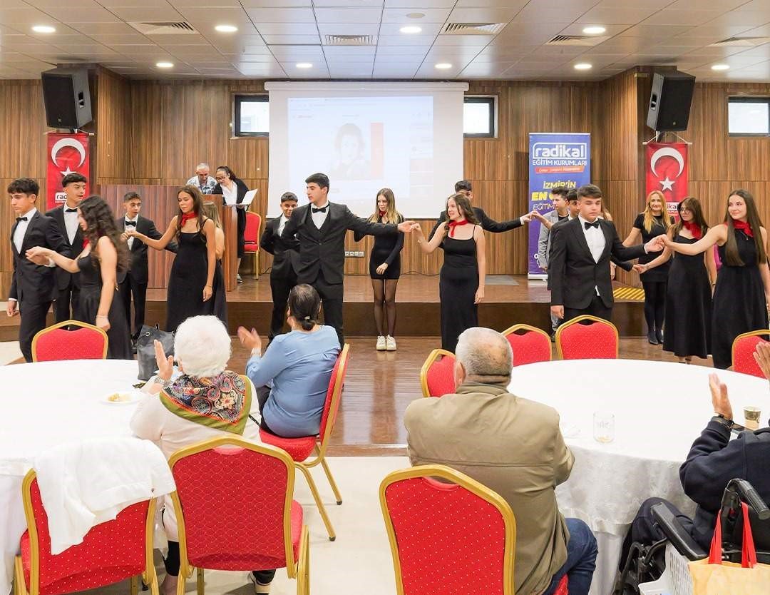 radikal-okullari-ogrencilerinden-huzurevi-ziyareti-kusaklar-arasi-sevgi-koprusu