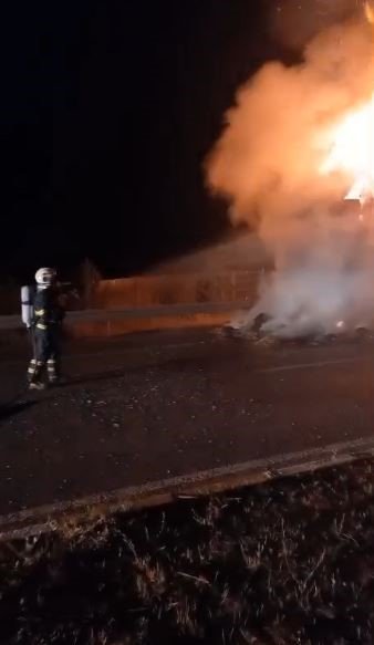 saman-yuklu-tir-alev-topuna-dondu