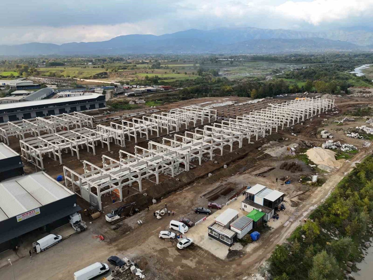 sanayi-sitesinde-calismalar-hiz-kesmeden-devam-ediyor