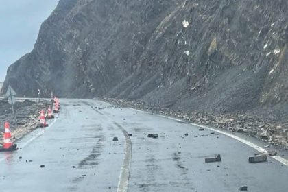 sarkoyde-yamactan-dusen-kayalar-tehlike-saciyor