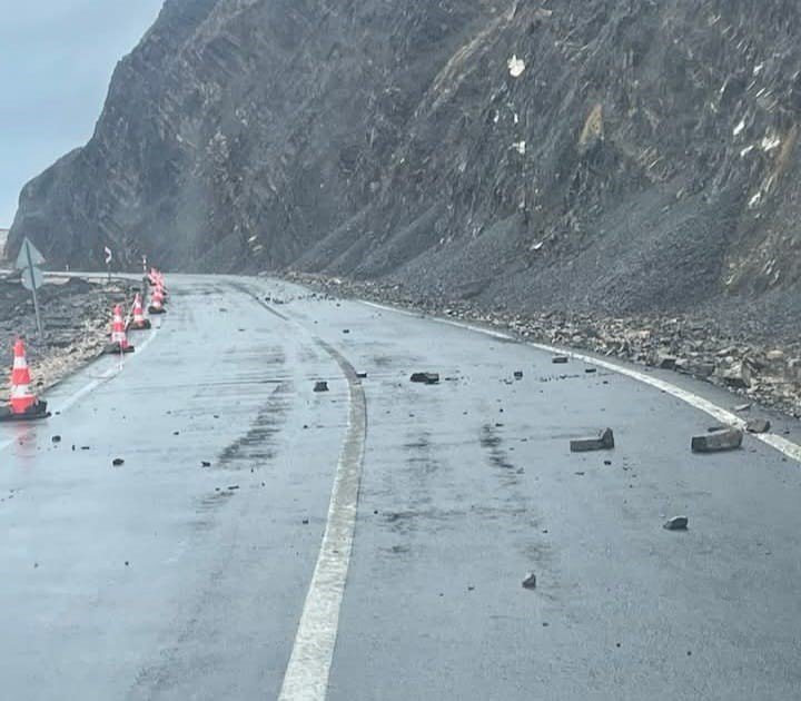 sarkoyde-yamactan-dusen-kayalar-tehlike-saciyor