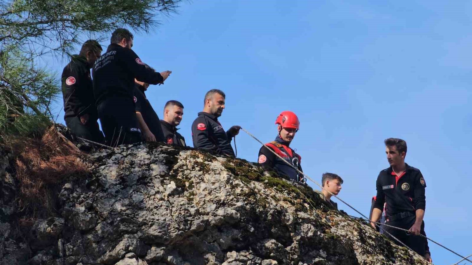 sarp-kayaliklarda-mahsur-kalan-keci-kurtarildi