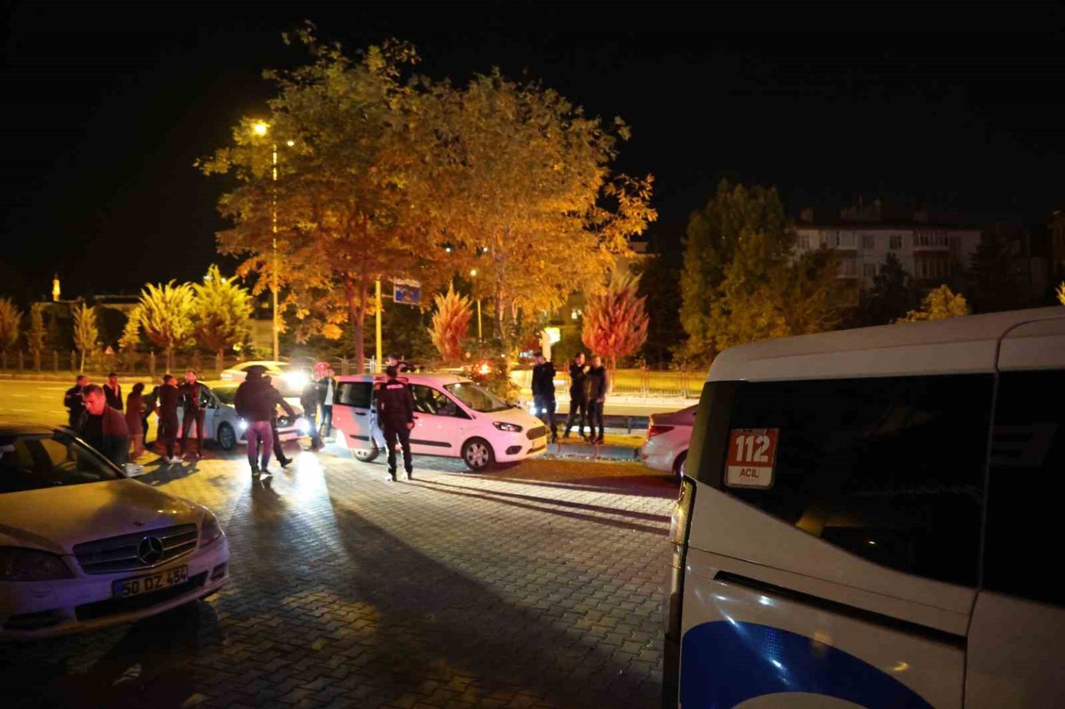 seyir-halindeki-kamyonetin-kasasindan-dustu