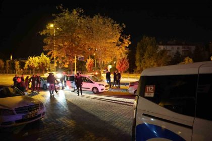 seyir-halindeki-kamyonetin-kasasindan-dustu