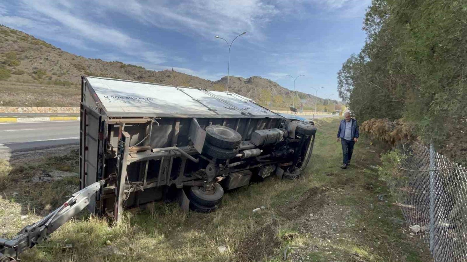 seyir-halindeyken-direksiyonu-kitlenen-kamyon-sarampole-devrildi