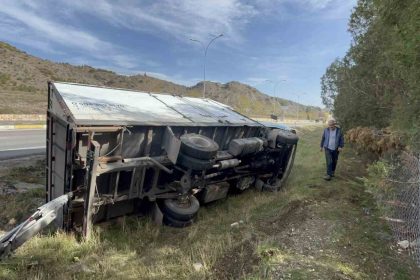 seyir-halindeyken-direksiyonu-kitlenen-kamyon-sarampole-devrildi