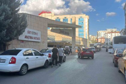 siirtte-hastane-bahcesinde-bicakli-kavga-3-yarali