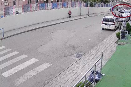 siirtte-otomobilin-cocuga-carpma-ani-guvenlik-kamerasina-yansidi