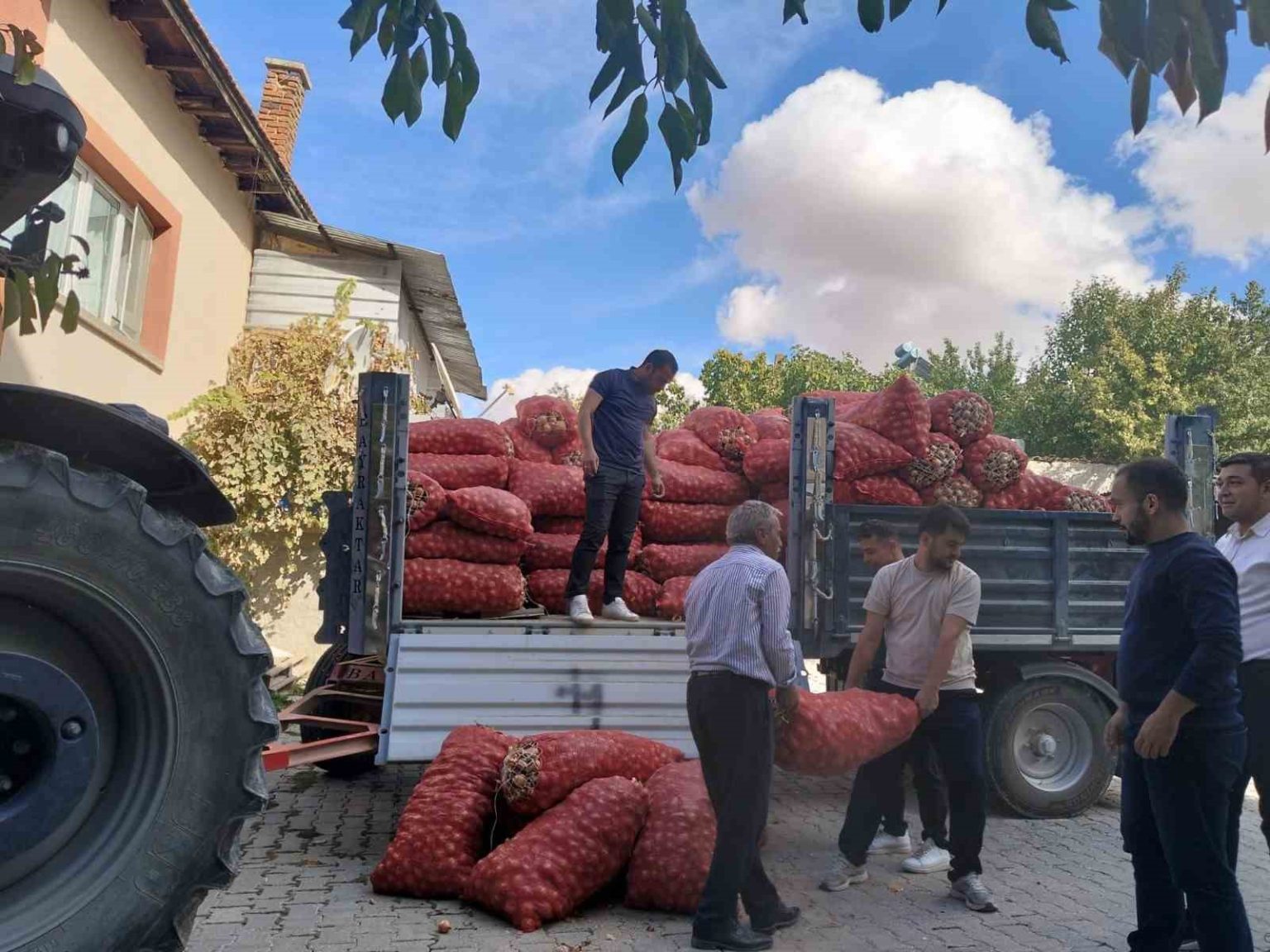 sivrihisarli-ciftciler-osurunu-muftuluge-teslim-etti