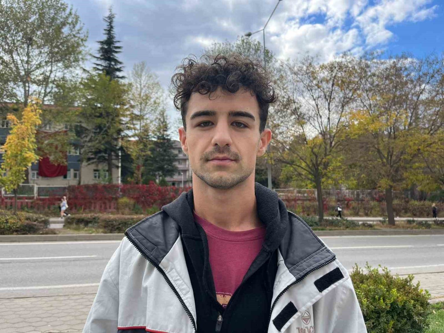 taraftara-bicakla-kosan-futbolcuyla-alakali-gorgu-tanigi-o-anlari-anlatti