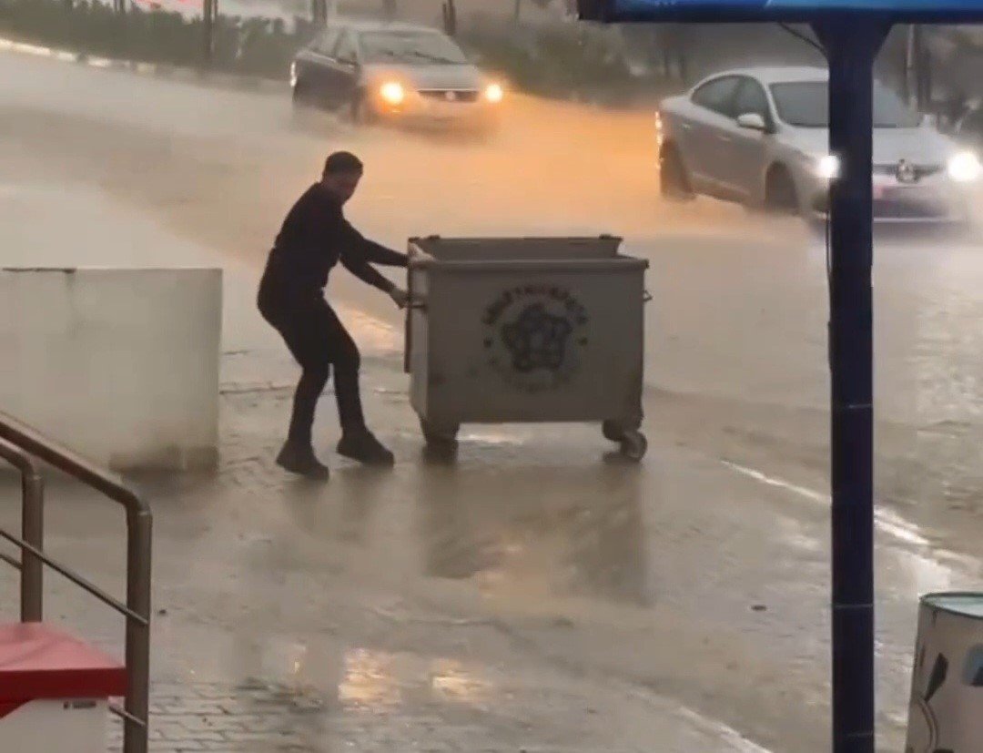 tekirdagda-kopru-altlari-gole-dondu-araclar-suya-gomuldu