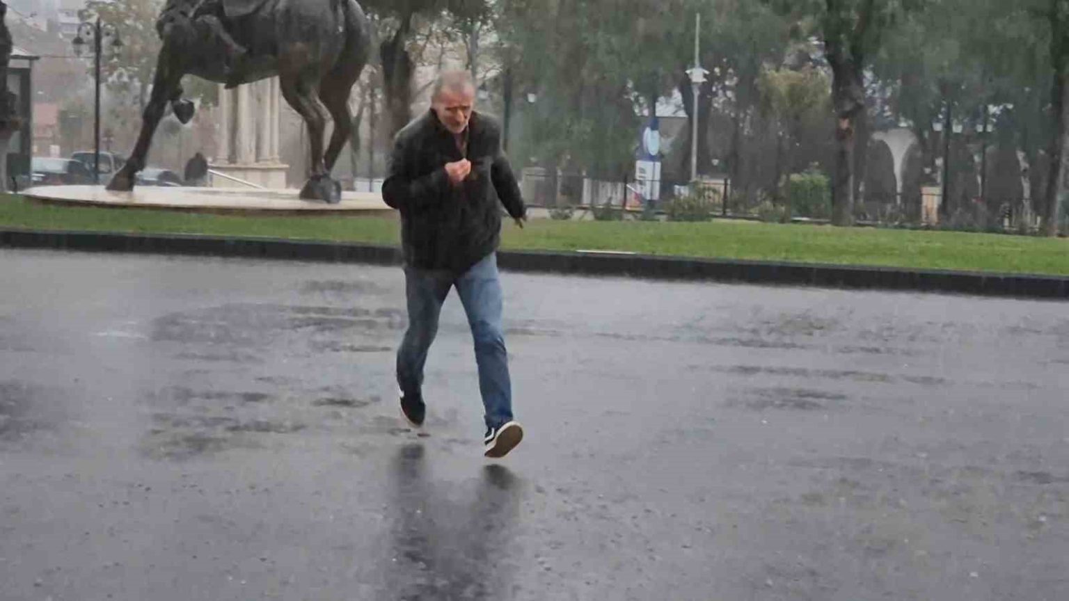 tekirdagda-siddetli-yagis-sokaklari-gole-cevirdi