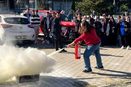 universite-ogrencileri-yangina-karsi-tatbikatla-bilinclendirildi