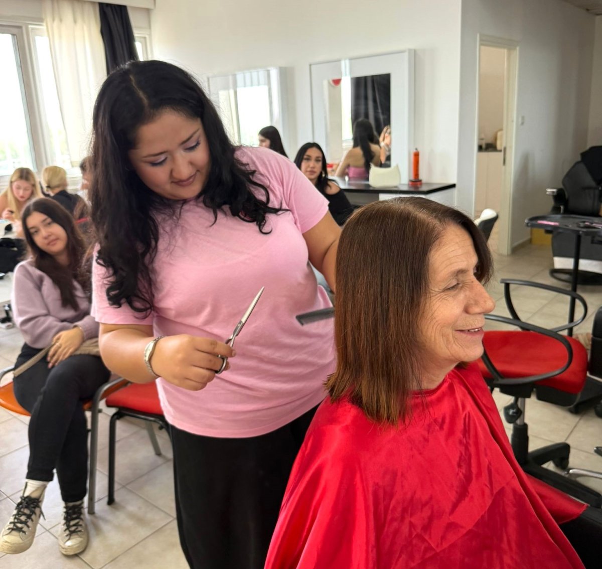 universite-ogrencilerinden-kanserle-mucadele-eden-kadinlara-moral-destegi