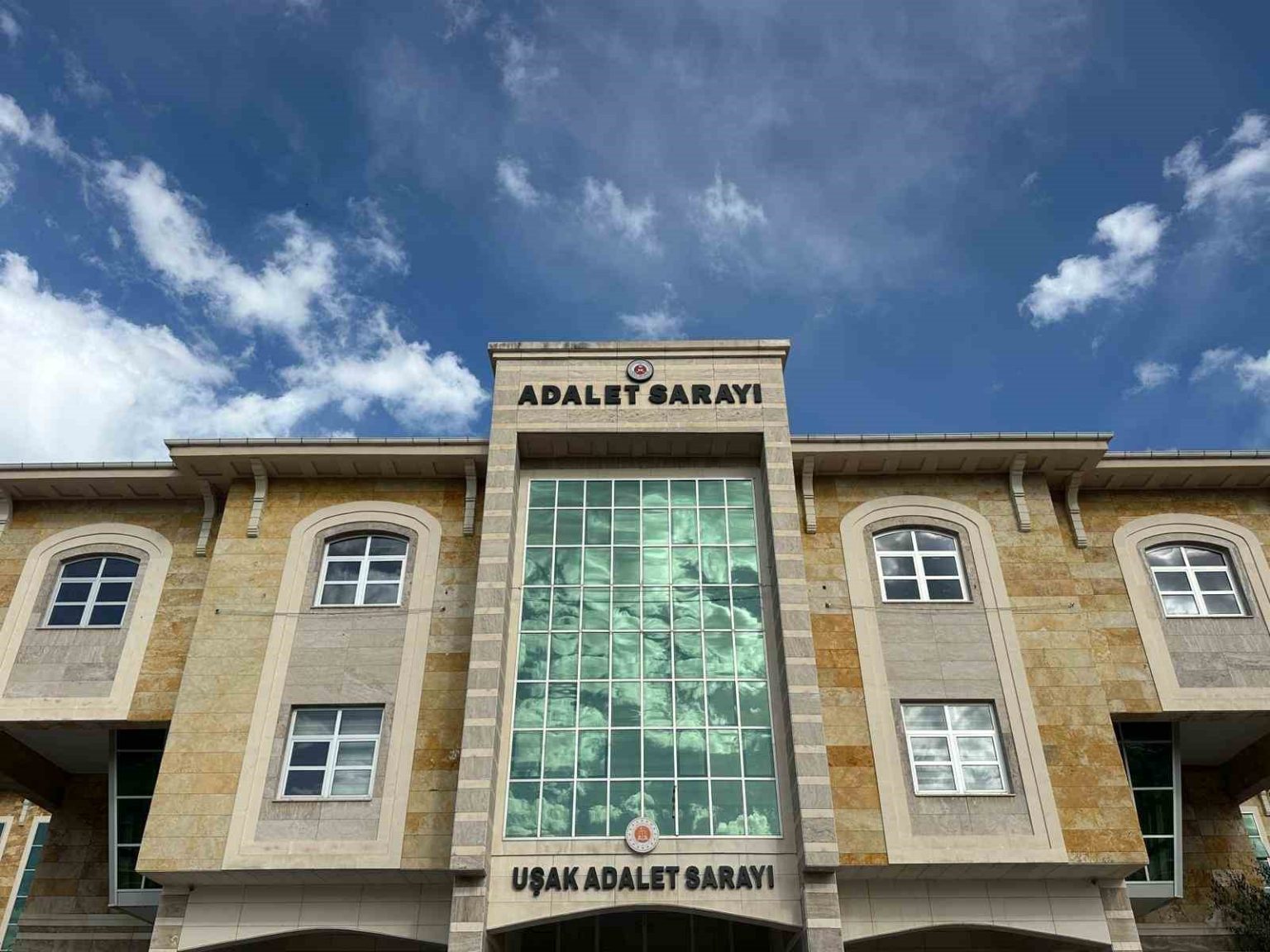 usakta-babasi-babaannesi-ve-komsusunu-bicaklayan-supheli-tutuklandi