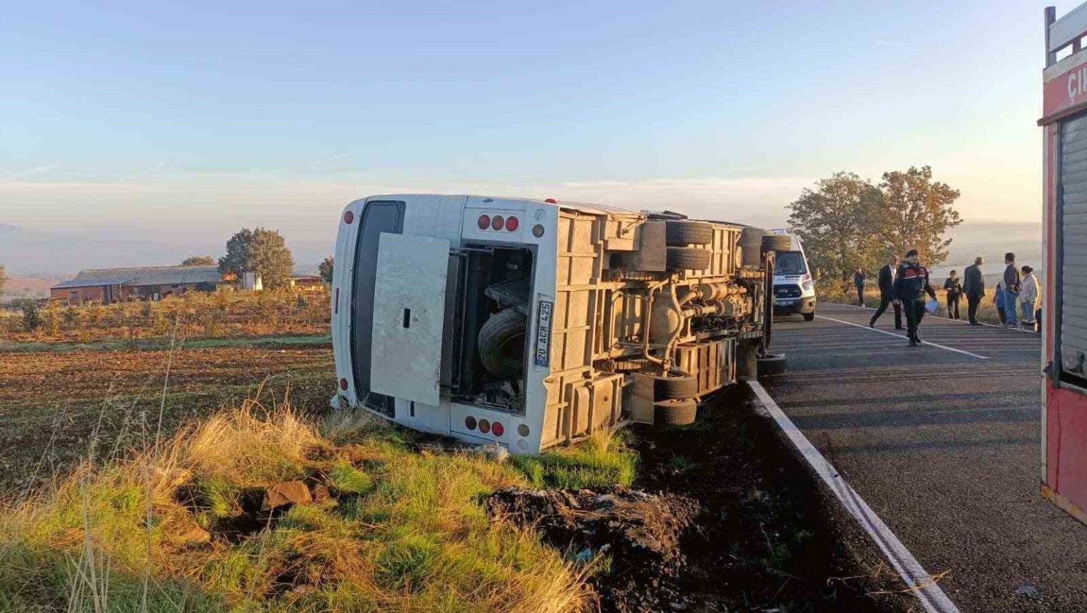 usakta-tarim-iscilerini-tasiyan-midibus-yan-yatti-23-yarali