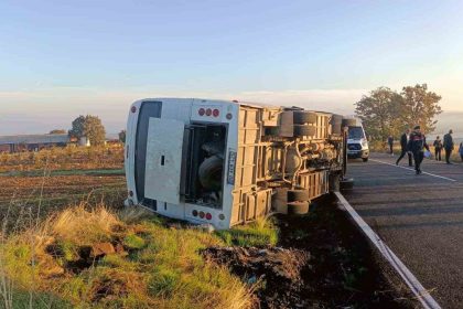usakta-tarim-iscilerini-tasiyan-midibus-yan-yatti-23-yarali