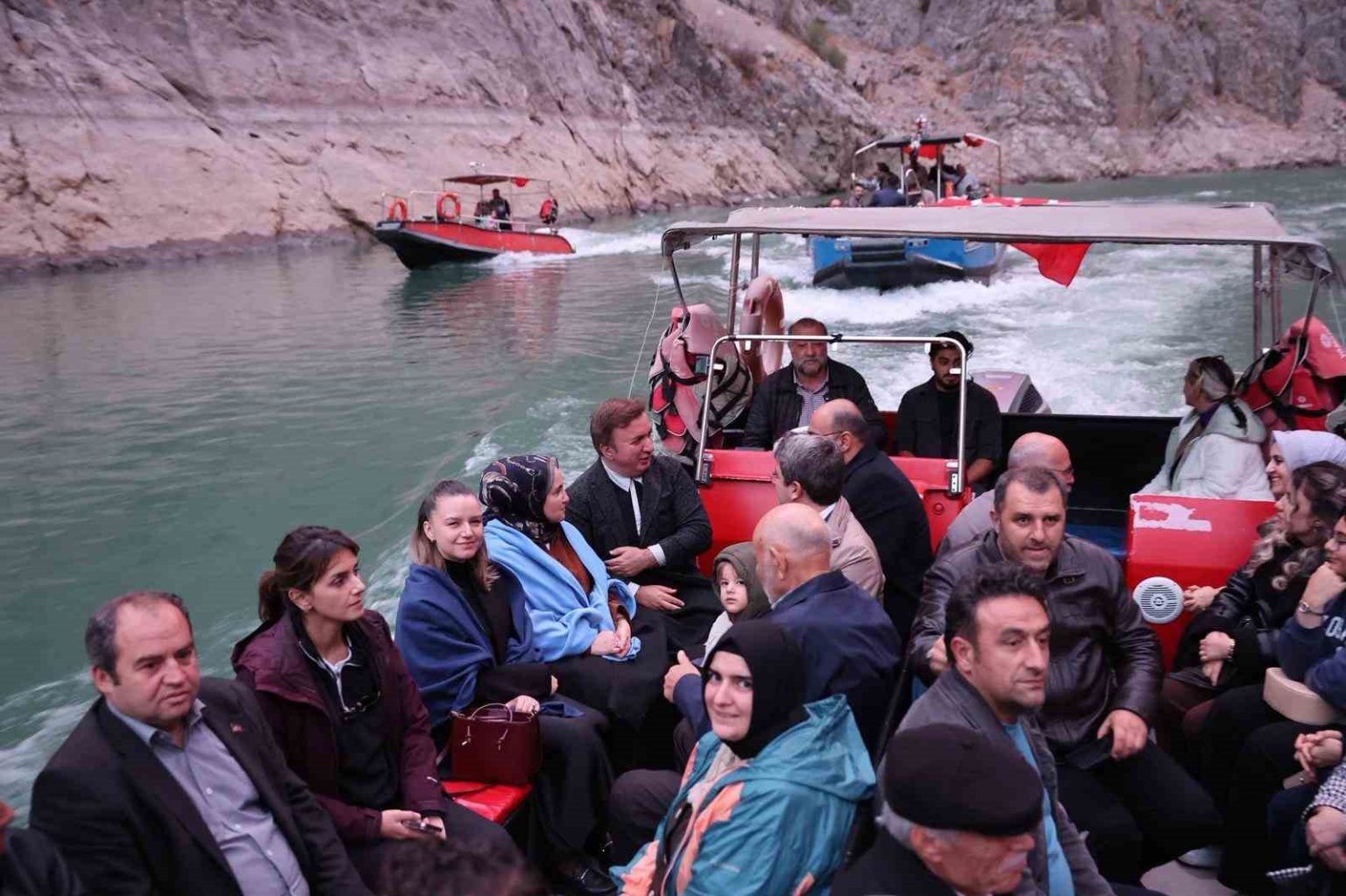 vali-aydogdu-kemaliyede-esnafi-ziyaret-etti-karanlik-kanyonda-tekne-turuna-katildi