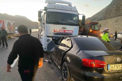 van-hakkari-karayolunda-otomobil-tankerle-carpisti-3-olu-4-yarali