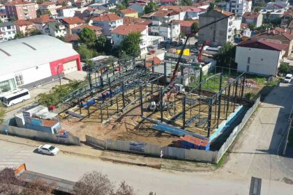 vezirciftligi-kapali-spor-salonunda-calismalar-suruyor