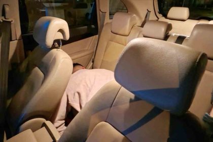 yol-ortasinda-calisir-vaziyette-kapisi-acik-aracta-sizan-sahis-ekipleri-alarma-gecirdi