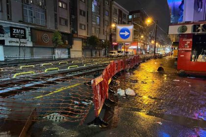 zeytinburnunda-tramvay-yoluna-giren-arac-raylarda-sikisti