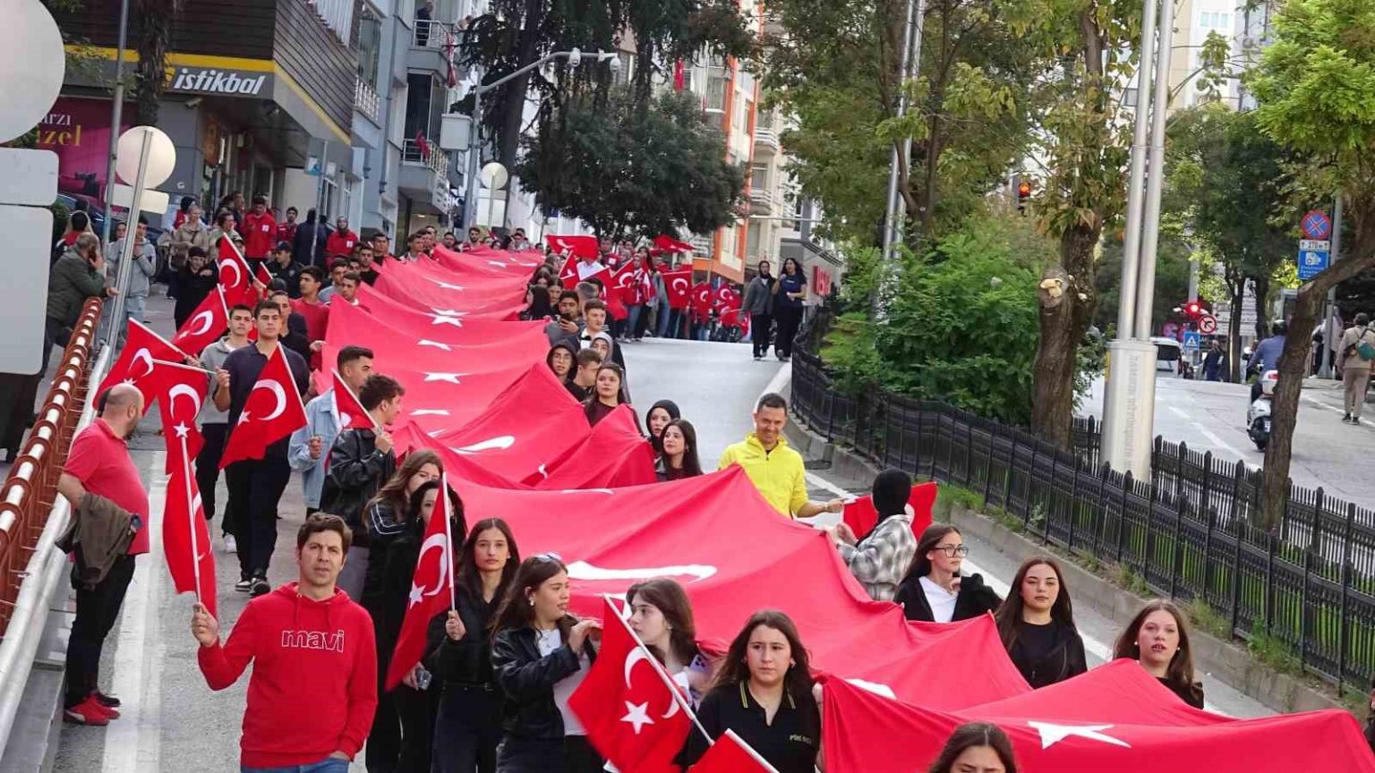 1919-metrelik-turk-bayragi-esliginde-cumhuriyet-yuruyusu