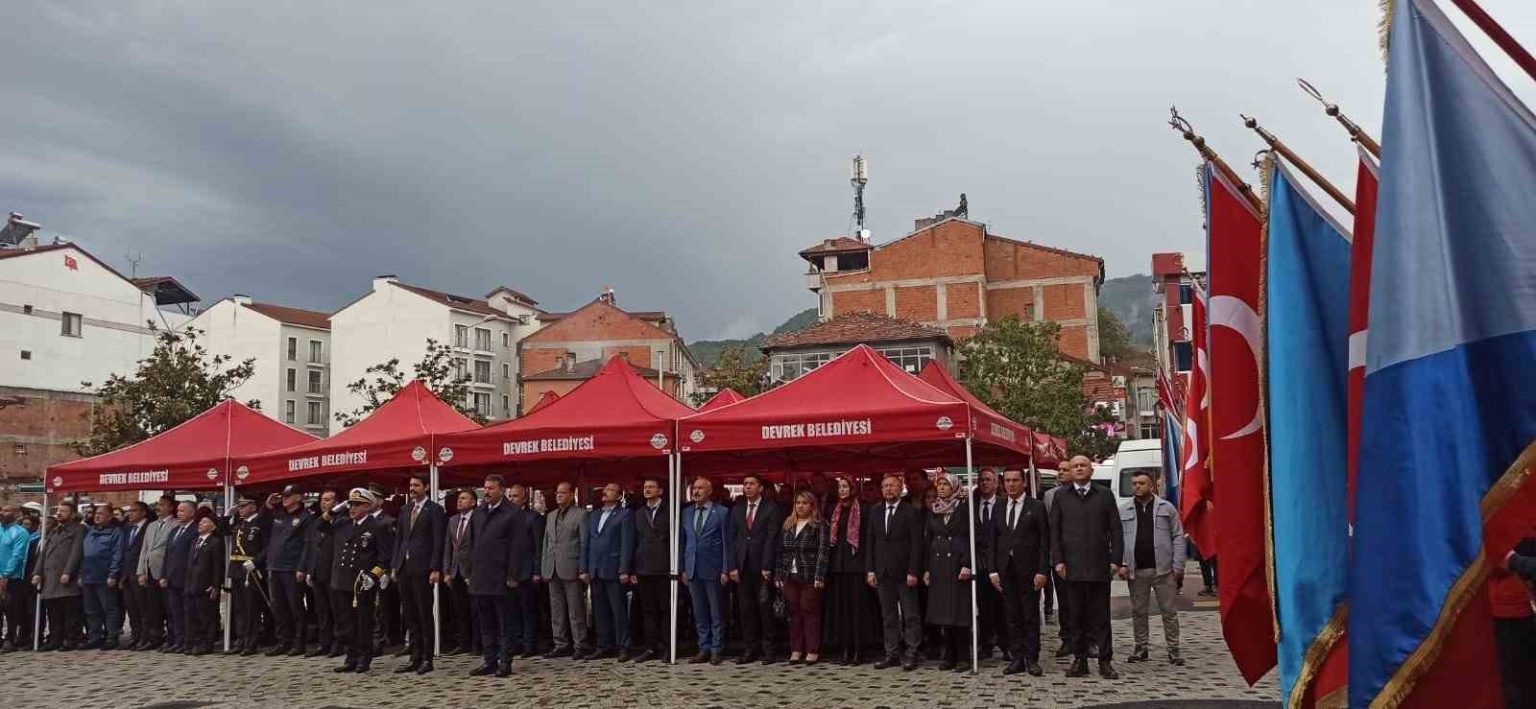 29-ekim-kutlamalari-celenk-sunumu-ile-basladi