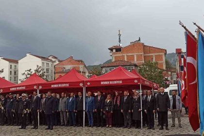 29-ekim-kutlamalari-celenk-sunumu-ile-basladi