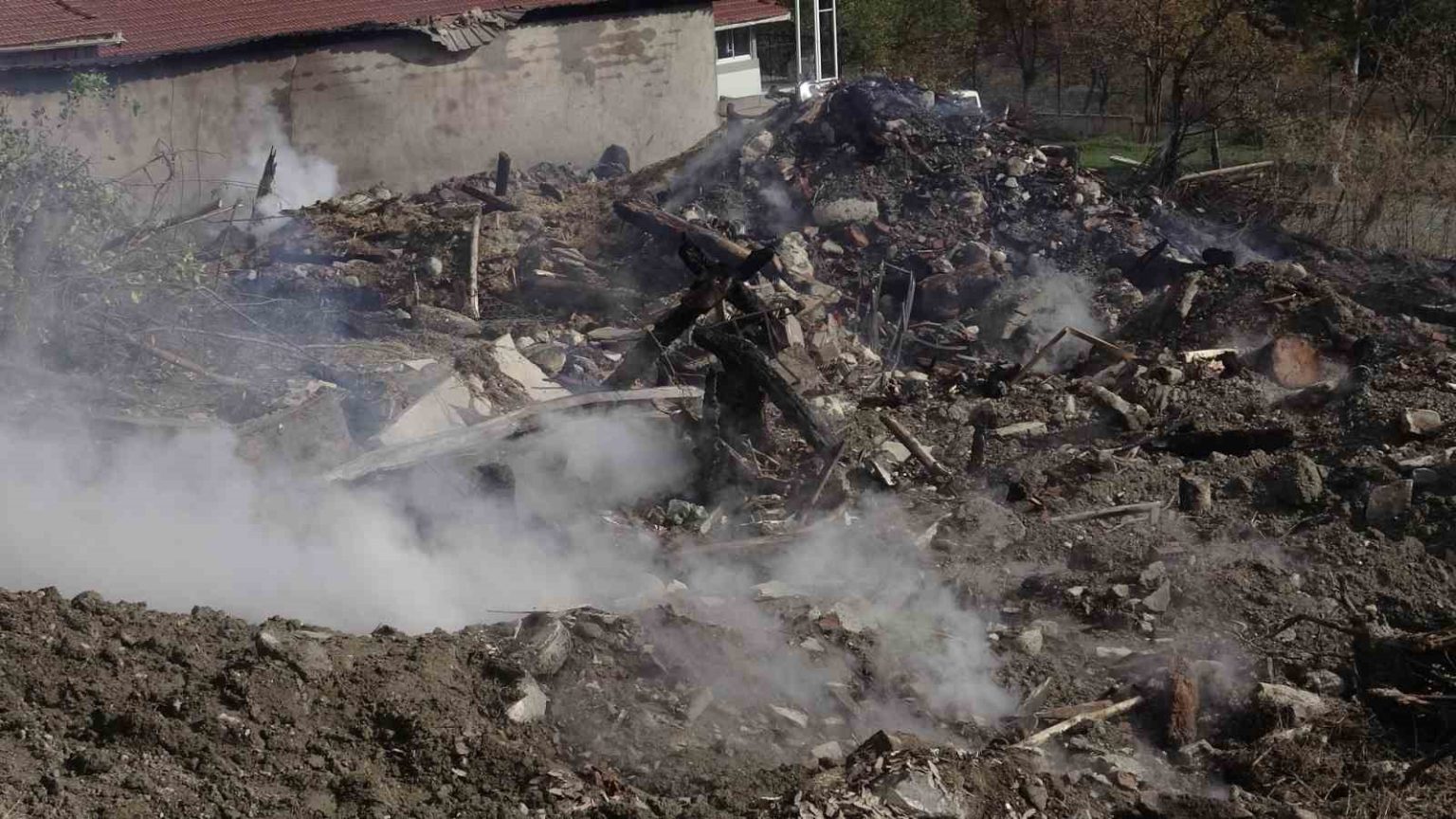 6-ev-ve-1-samanlik-kule-donmustu-geriye-sadece-moloz-yiginlari-kaldi