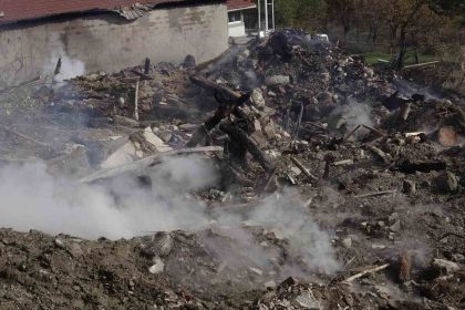 6-ev-ve-1-samanlik-kule-donmustu-geriye-sadece-moloz-yiginlari-kaldi