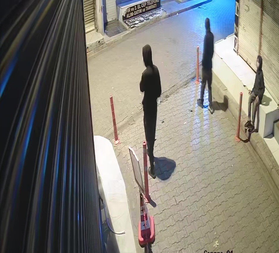 adanada-3-kardesin-soygunu-kamerada