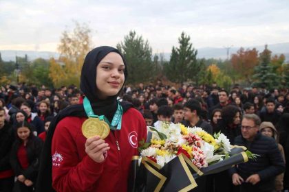 afra-kilinc-cin-ata-sporunda-cinlileri-maglup-edip-dunya-sampiyonu-oldu