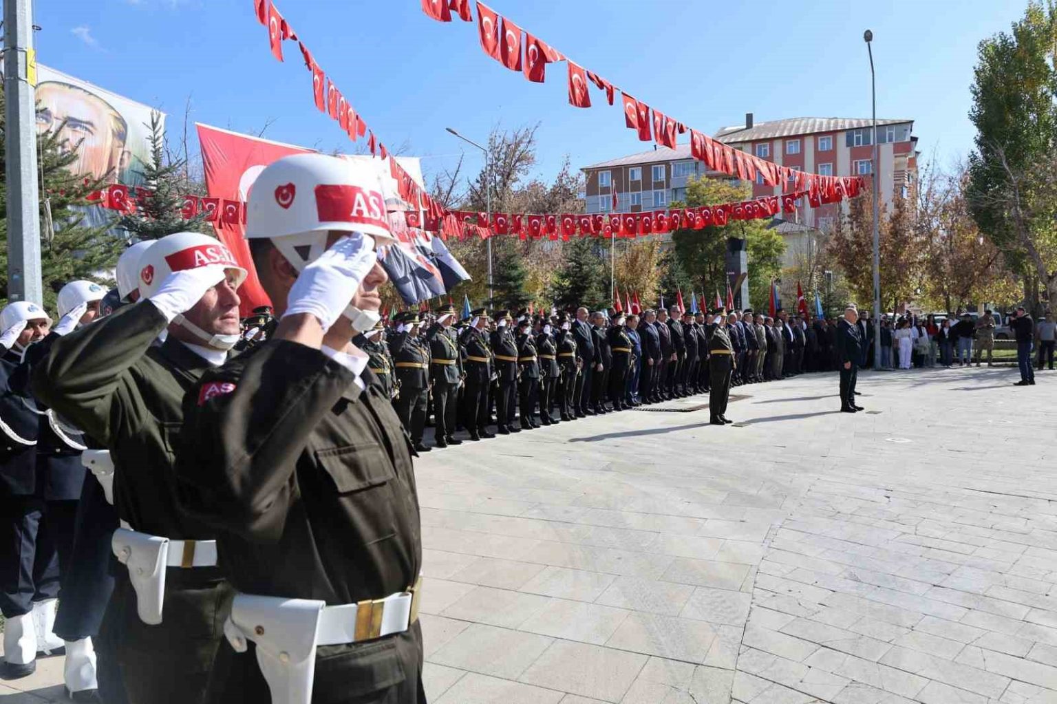 agrida-29-ekim-cumhuriyet-bayrami-celenk-sunma-toreni-duzenlendi