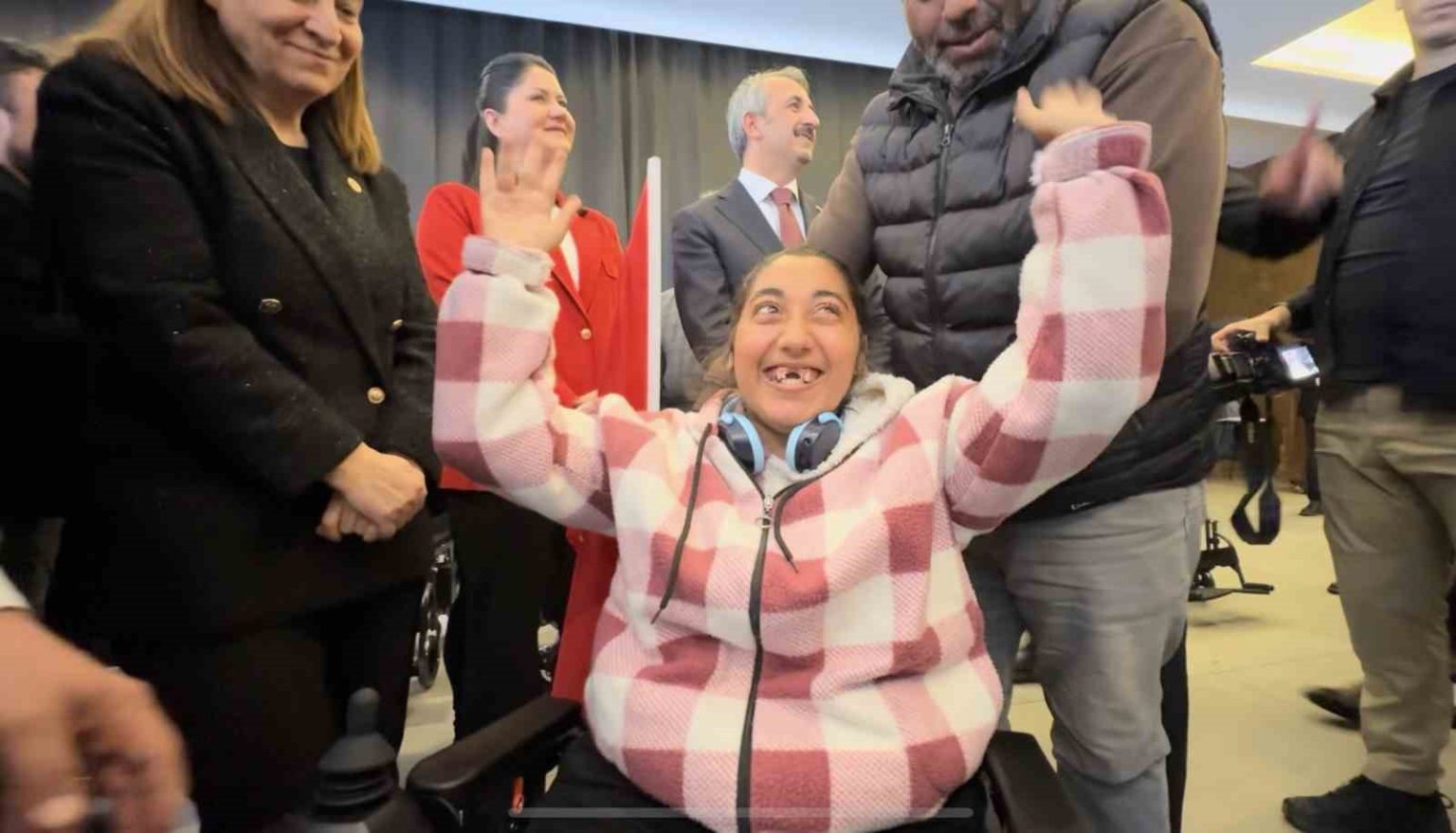 akulu-sandalyeye-kavusan-vatandaslar-sevincten-agladi