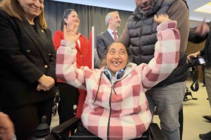 akulu-sandalyeye-kavusan-vatandaslar-sevincten-agladi