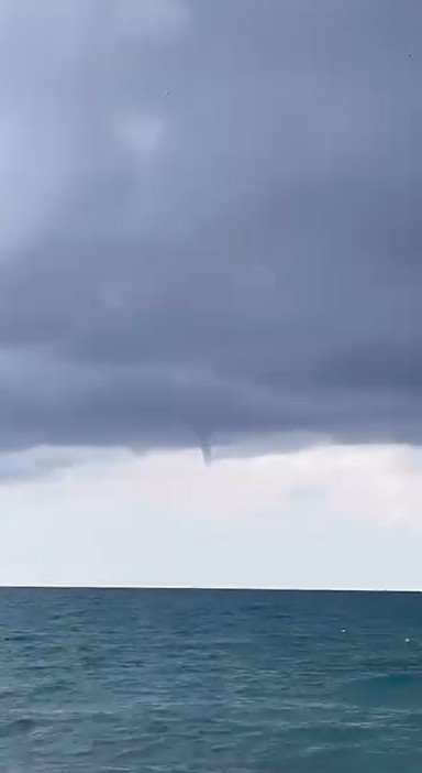 alanyada-denizde-hortum-cikti