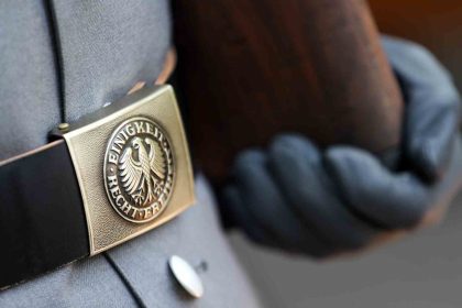 almanya-savunma-bakanligi-sivillere-kiraladigi-200-tesisi-geri-aliyor