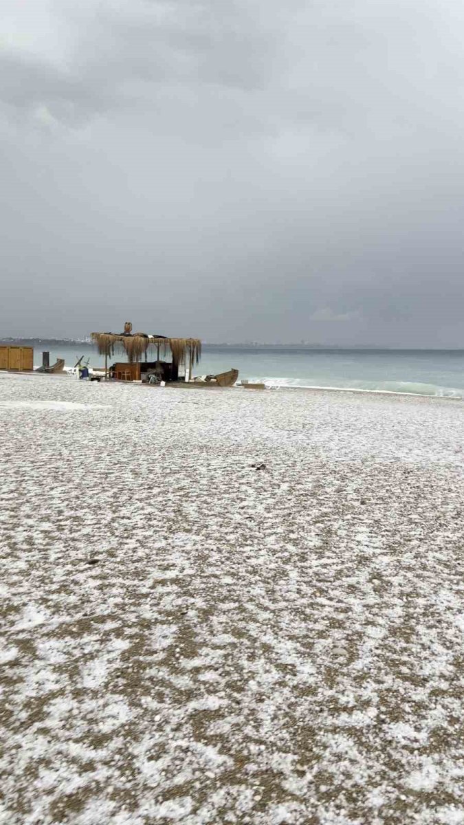 antalya-15-dakikada-kisi-yasadi-konyaalti-sahili-beyaza-burundu