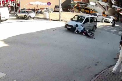 aracla-carpisan-motosikletliyi-kaski-hayata-tutundurdu-o-anlar-kamerada