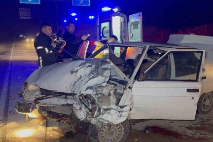 aracta-sikisan-yaralilar-kurtarildi