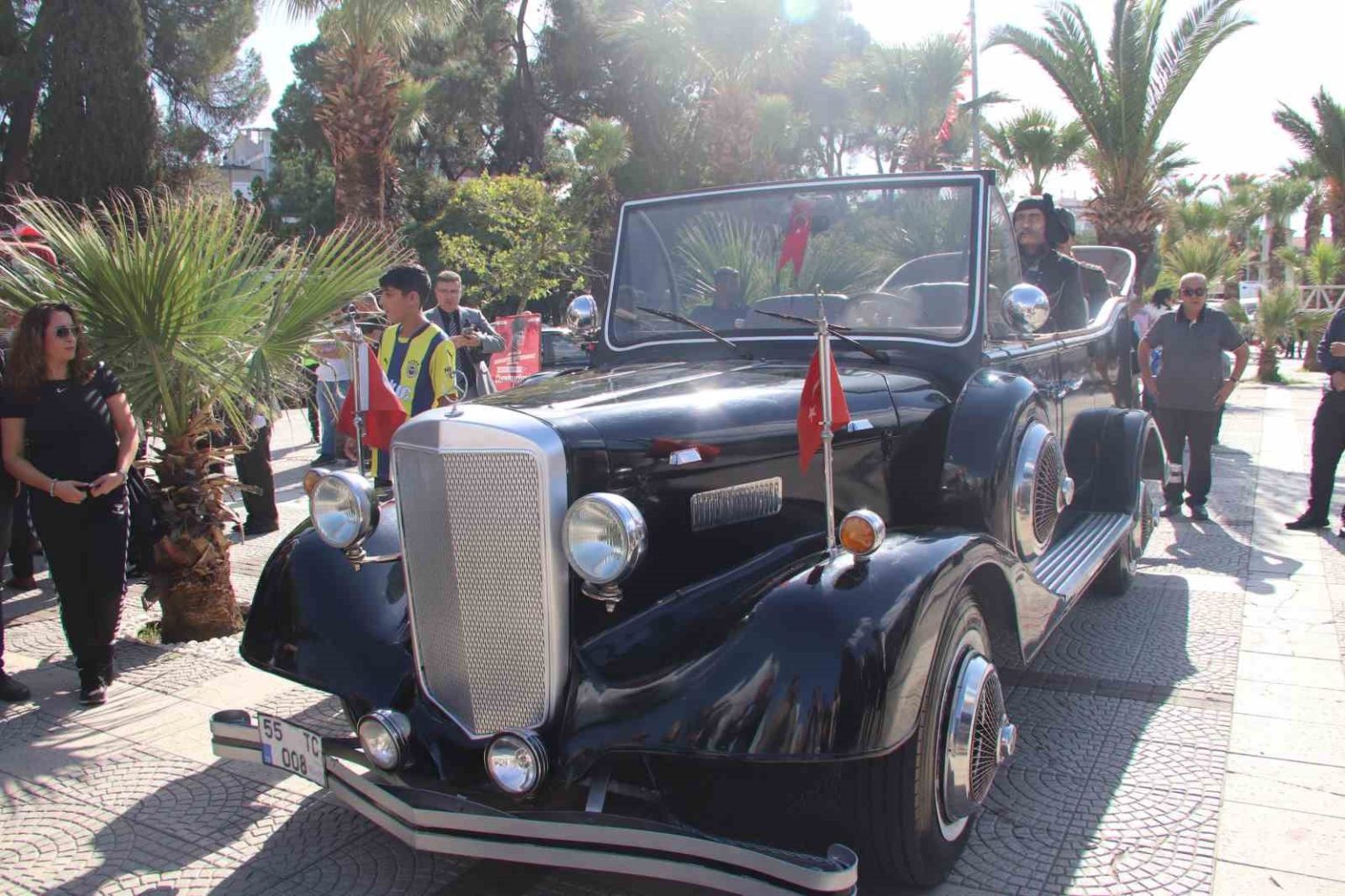 ataturkun-makam-aracinin-aynisi-turgutluda-ilgi-odagi-oldu